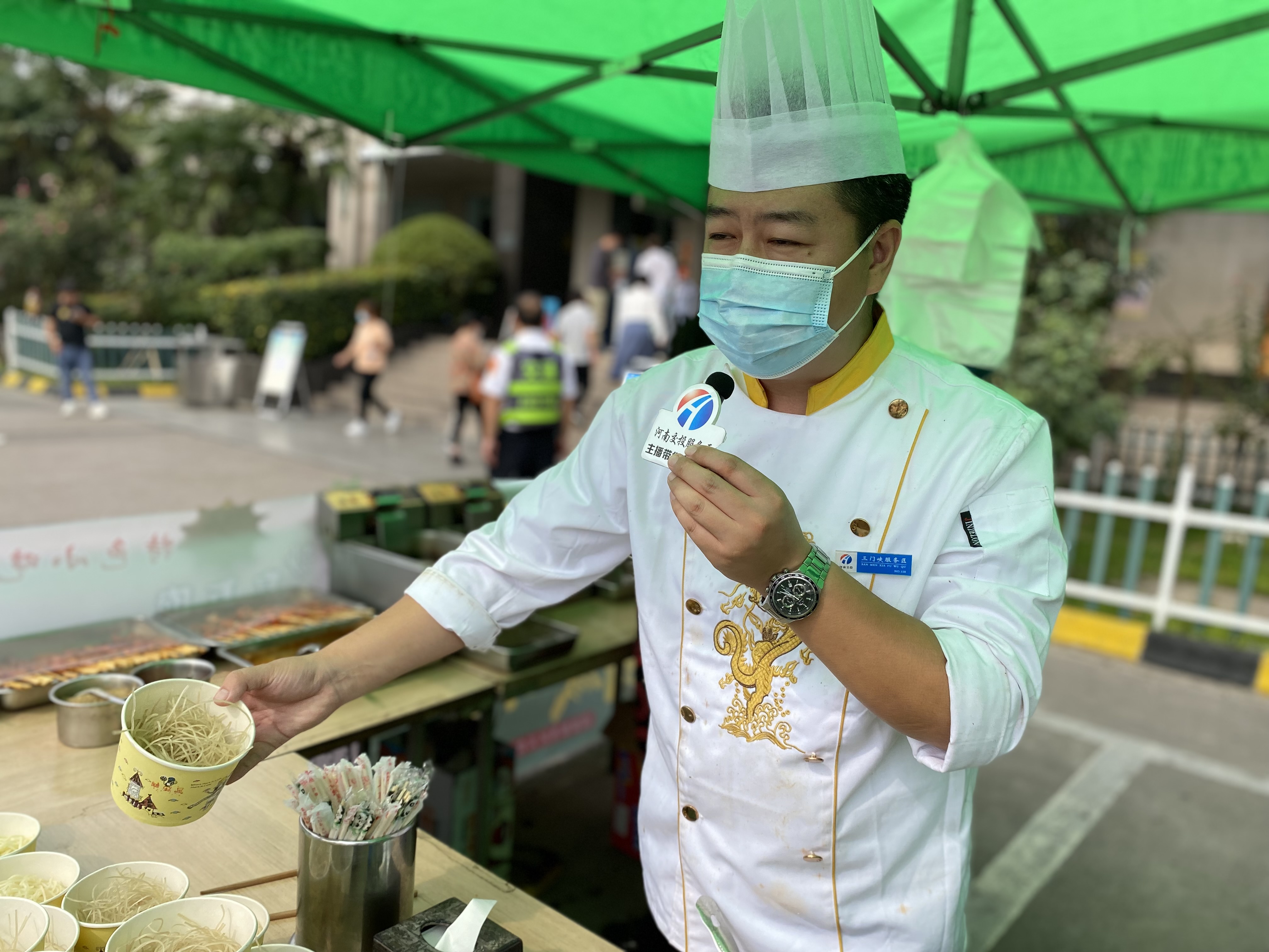 三門峽服務區廚師長介紹特色小吃，并告訴我們有去年途徑服務區吃過的司乘今年專程來吃。（趙丁?。?JPG