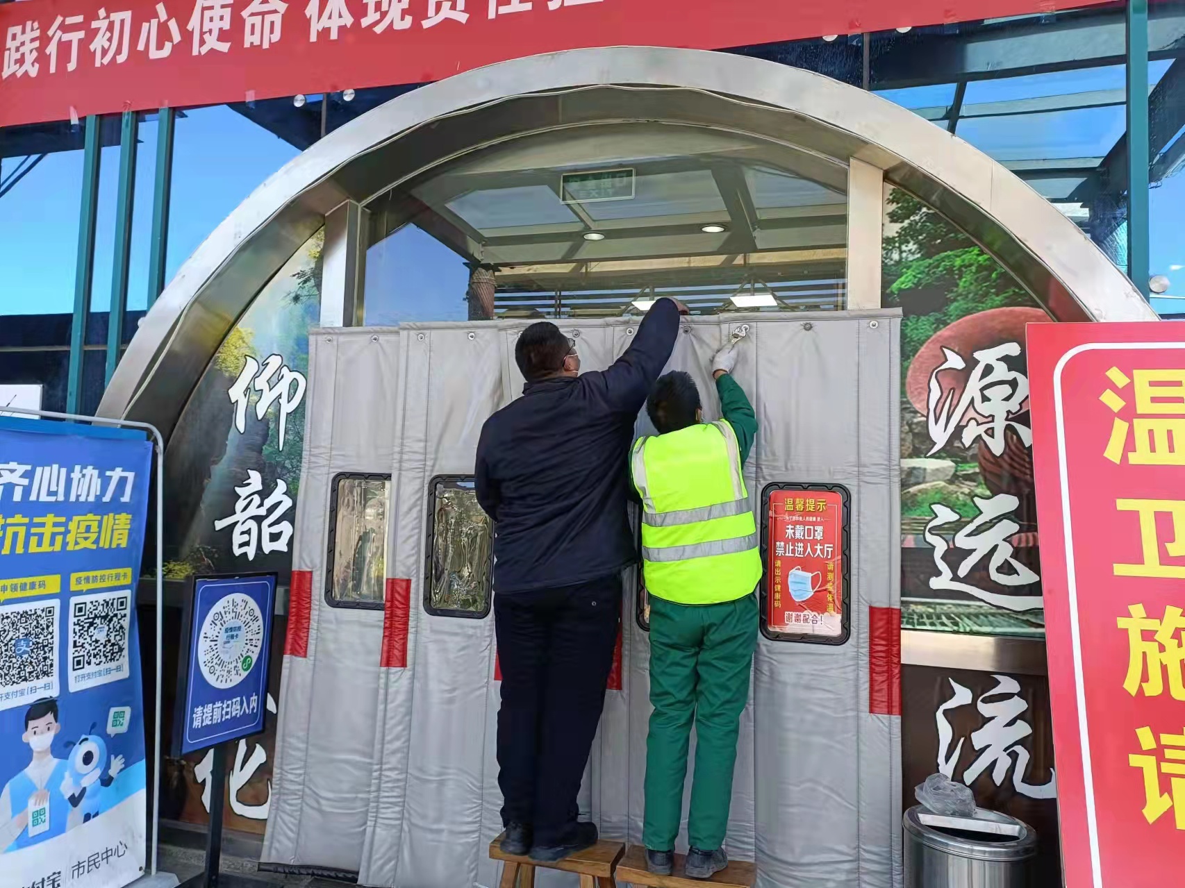 2021年11月，澠池西停車區(qū)南區(qū)積極做好惡劣天氣防范工.jpg