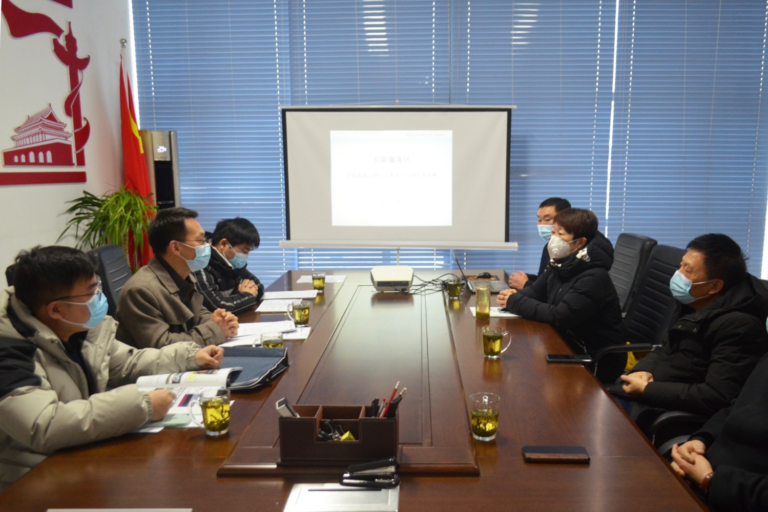 示范專家組到信陽服務(wù)區(qū)省評檢查工.jpg