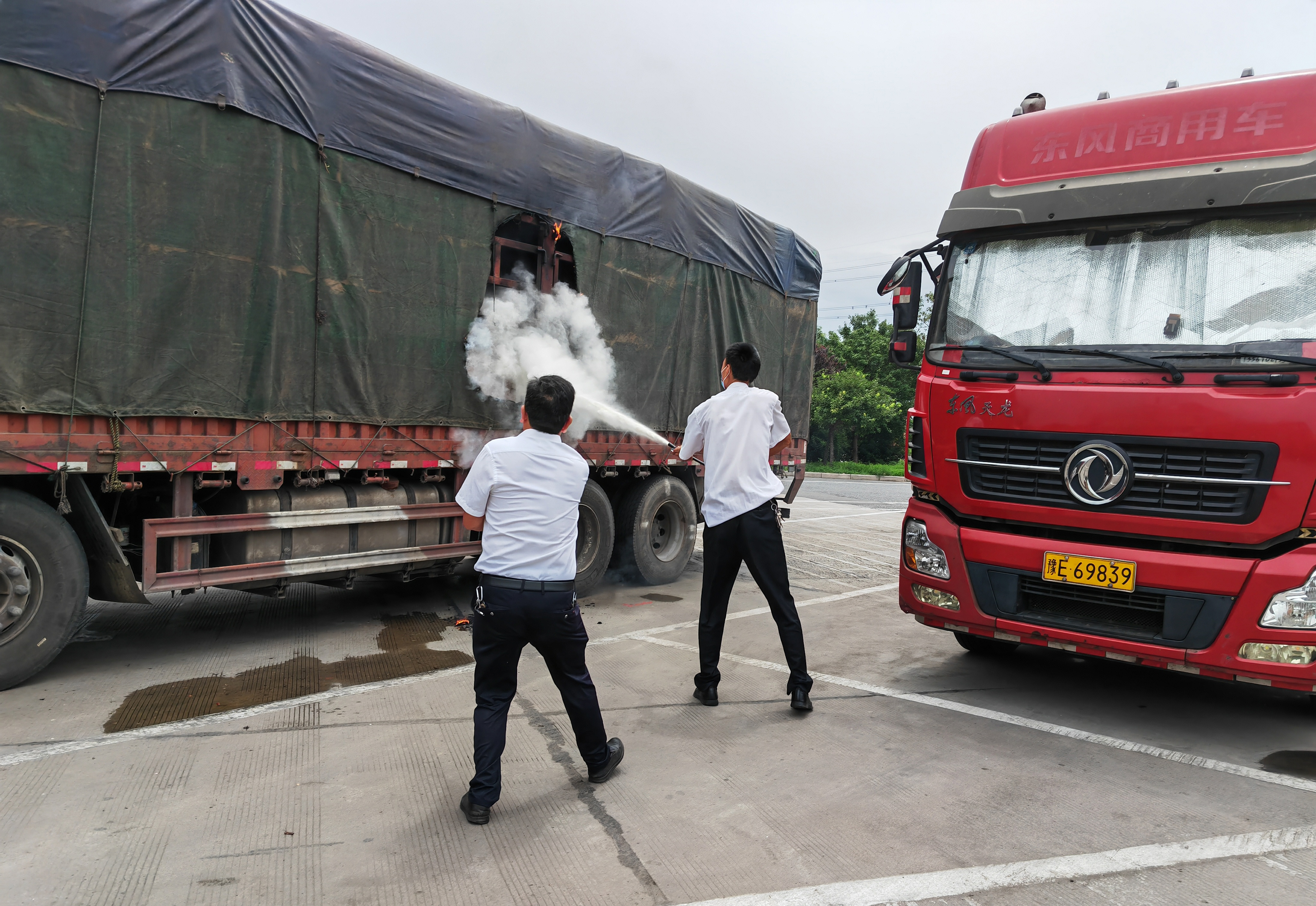 7月19日貨車自燃起火，安陽服務區緊急救援 李潤林 攝 (4).jpg