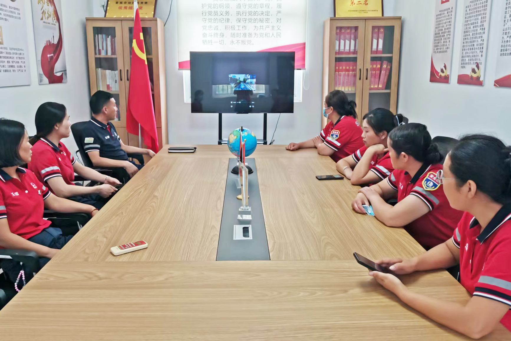 2024年6月7日 河南高速石化有限責任公司 鄢陵南服務(wù)區(qū)加油站 端午節(jié)前組織員工進行節(jié)前安全知識。事故案例學習 王雪麗.jpg